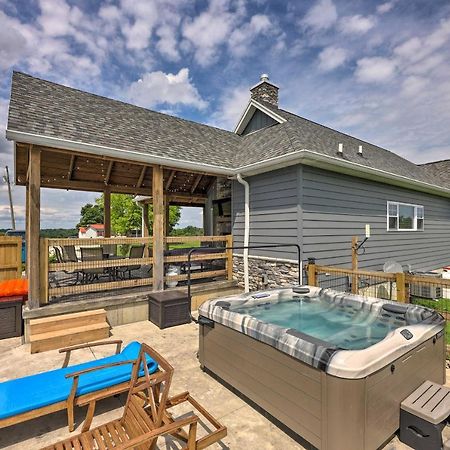 Chic Williamstown Retreat With Pool And Hot Tub! Villa Eksteriør bilde