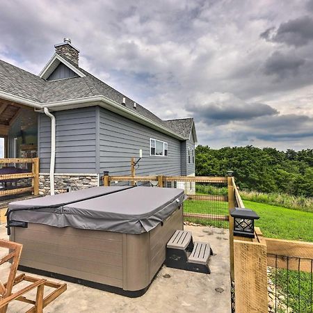 Chic Williamstown Retreat With Pool And Hot Tub! Villa Eksteriør bilde