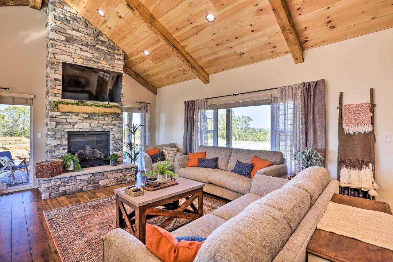 Chic Williamstown Retreat With Pool And Hot Tub! Villa Eksteriør bilde