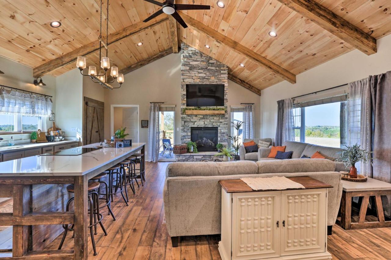 Chic Williamstown Retreat With Pool And Hot Tub! Villa Eksteriør bilde